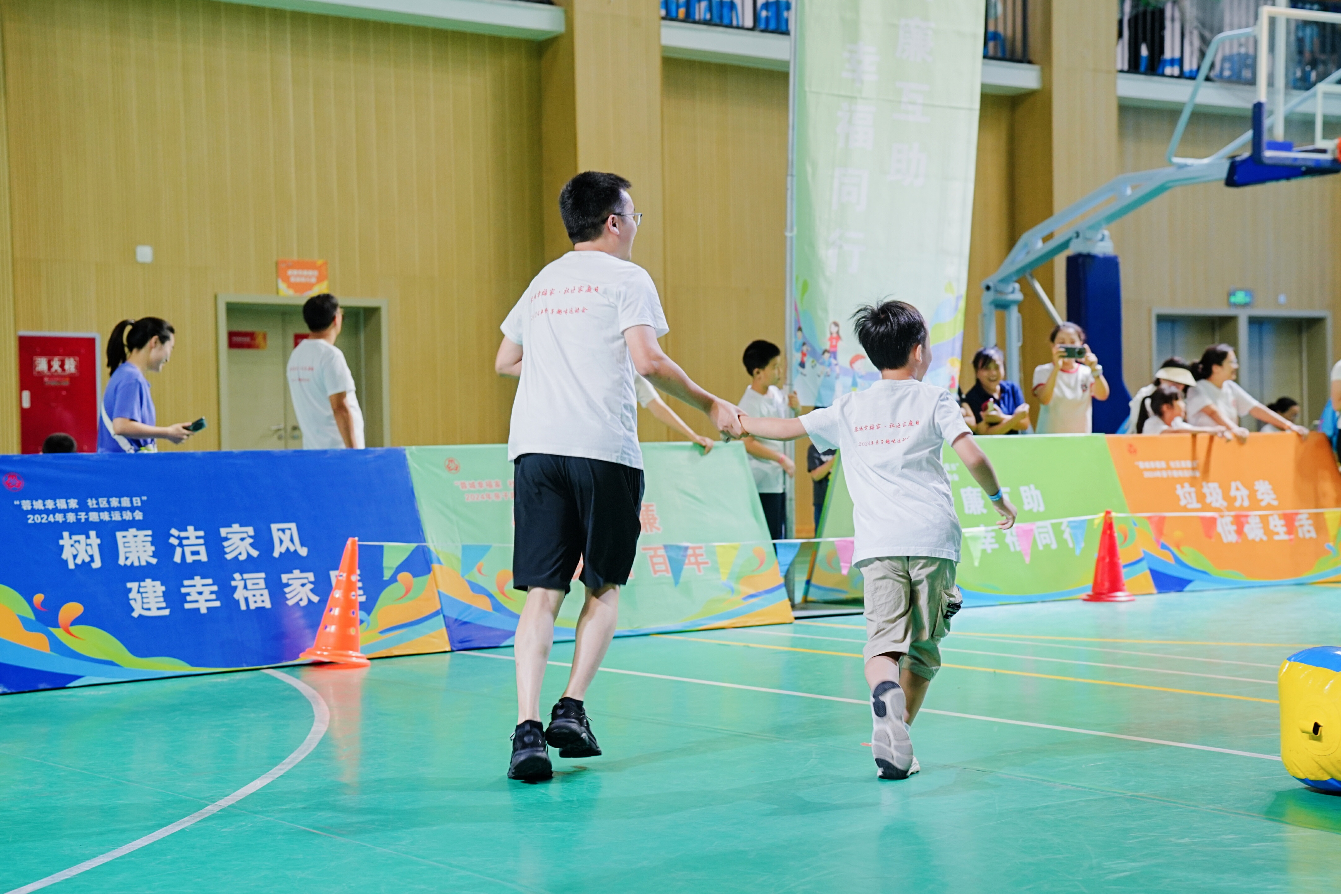 大型亲子运动会，家庭合作共创佳绩的简单介绍