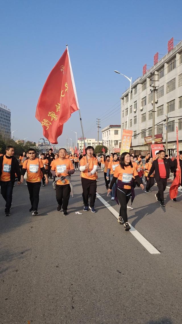 爱游戏体育电竞娱乐-马拉松接力赛，团结拼搏赢得喝彩的简单介绍